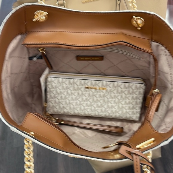 MICHAEL KORS 
Jet Set Lg Shoulder Bag & JST Lg Travel CONTINENTAL wallet-wristlt - Picture 7 of 16